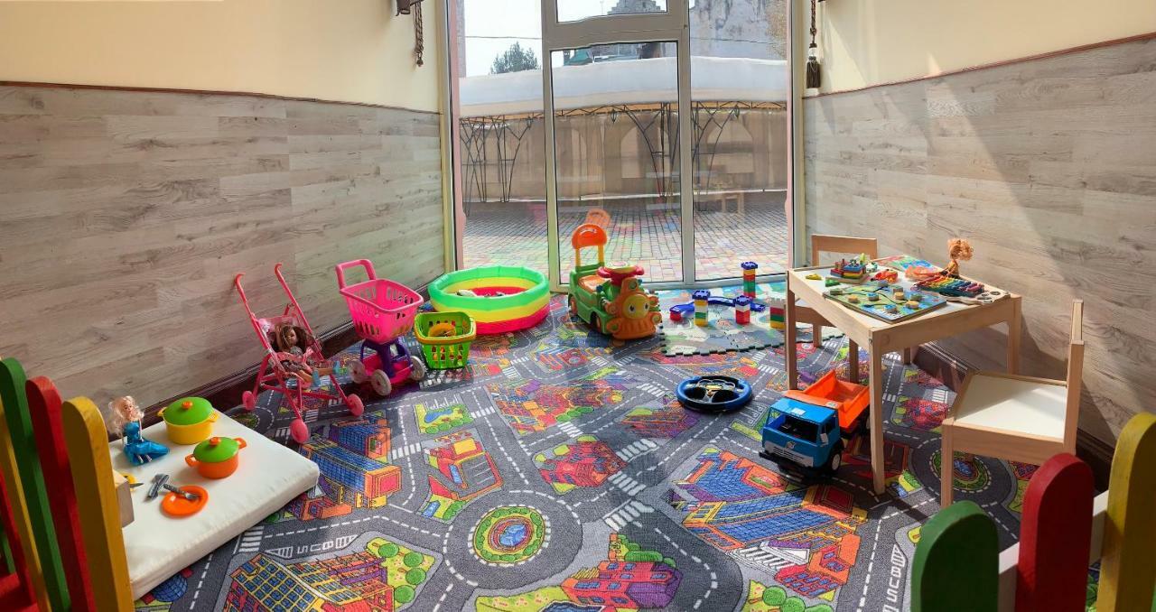 Hotel Leotel Lwów Zewnętrze zdjęcie